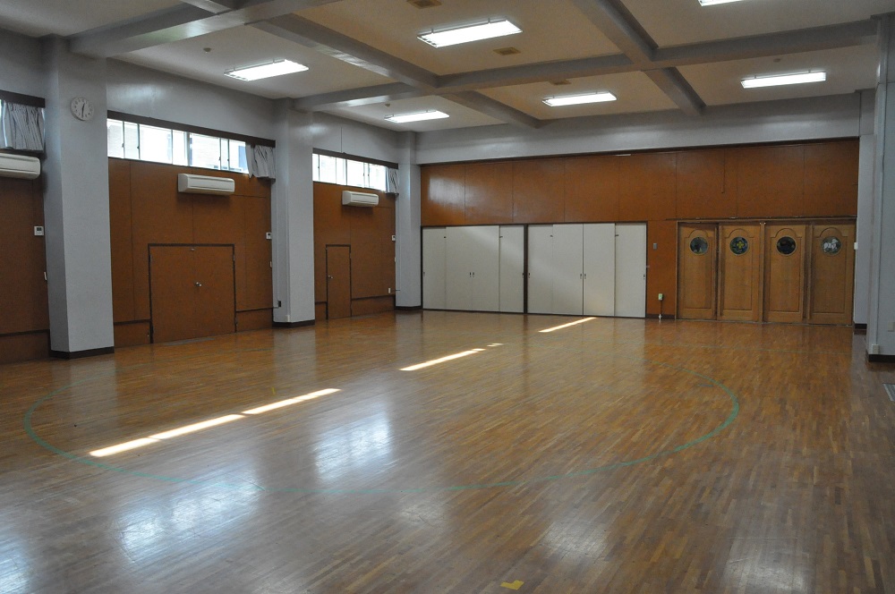 ホールは、保育専門学校と幼稚園・保育園で共有して使用しています。