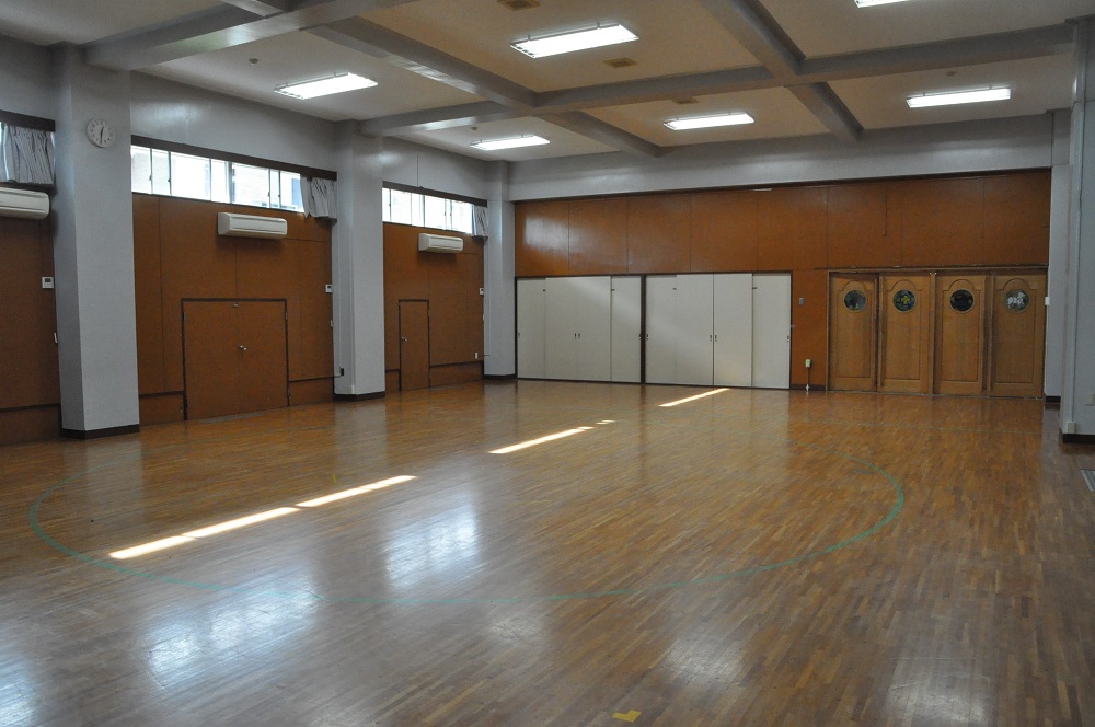 ホールは、保育専門学校と幼稚園・保育園で共有して使用しています。 ホールは、保育専門学校と幼稚園・保育園で共有して使用しています。