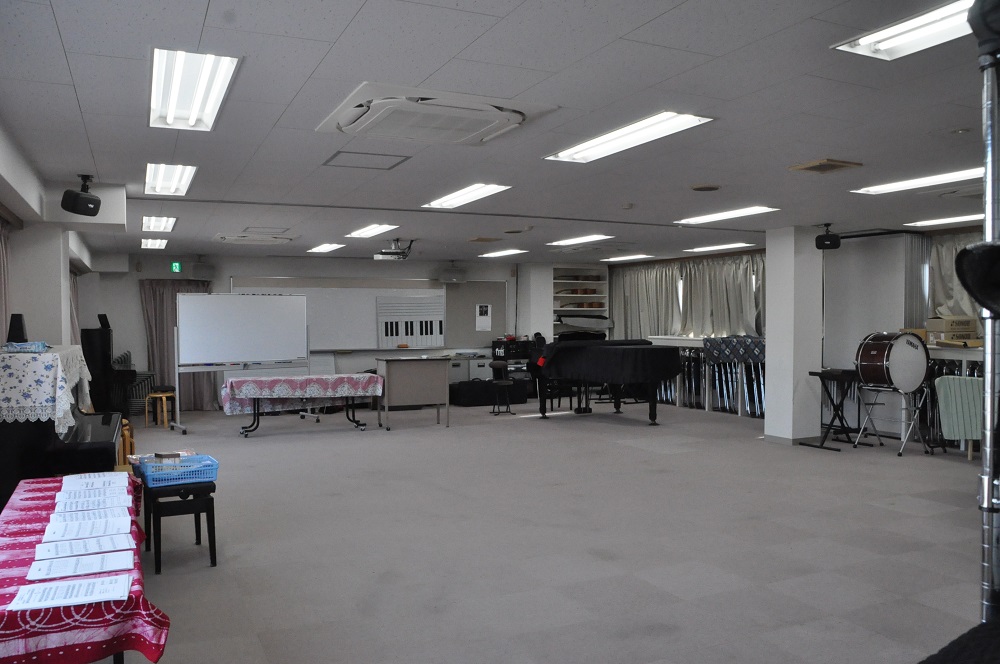 音楽室は音楽の授業の他、在校生と卒業生で構成されたアルウィン学園吹奏楽団の練習に使用されています。