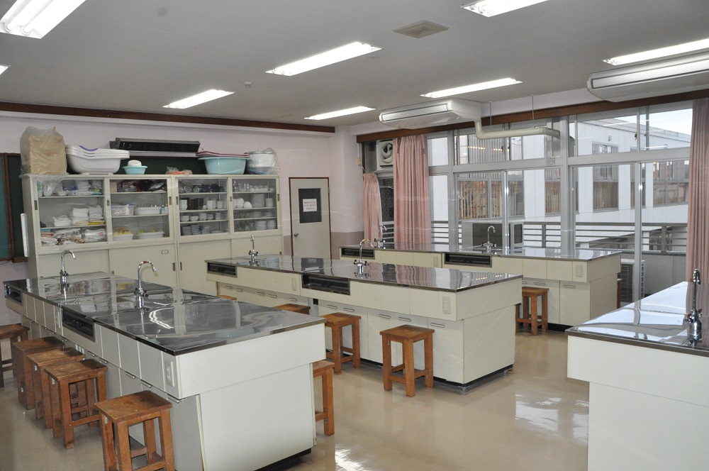 実習室は、おむつ替えや調乳、調理実習などする教室です。 実習室は、おむつ替えや調乳、調理実習などする教室です。