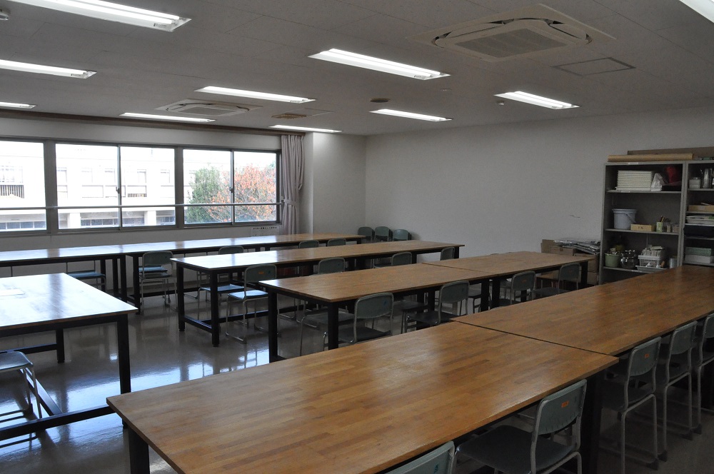 美術室は、図画技法や製作などをする教室です。 美術室は、図画技法や製作などをする教室です。