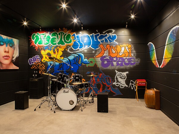 地下室は、グラフィティアートの部屋にドラムセットを完備