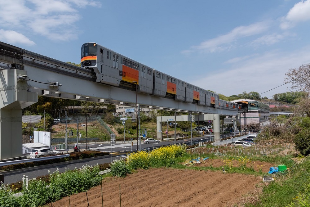 田園風景とモノレール