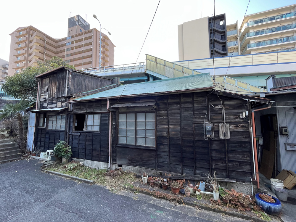 都会に取り残された木造の町工場跡地です