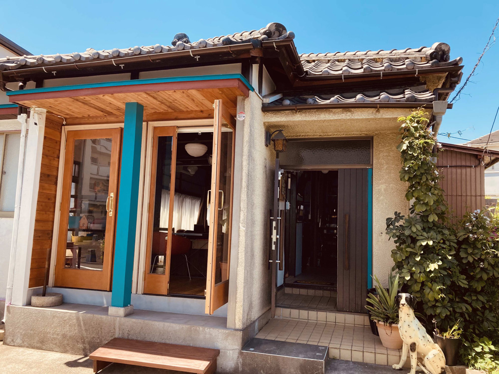 東側に広いパティオドアがあり自然光も入ります。ドアを開けてテラスでも撮影可能です。 東側に広いパティオドアがあり自然光も入ります。ドアを開けてテラスでも撮影可能です。