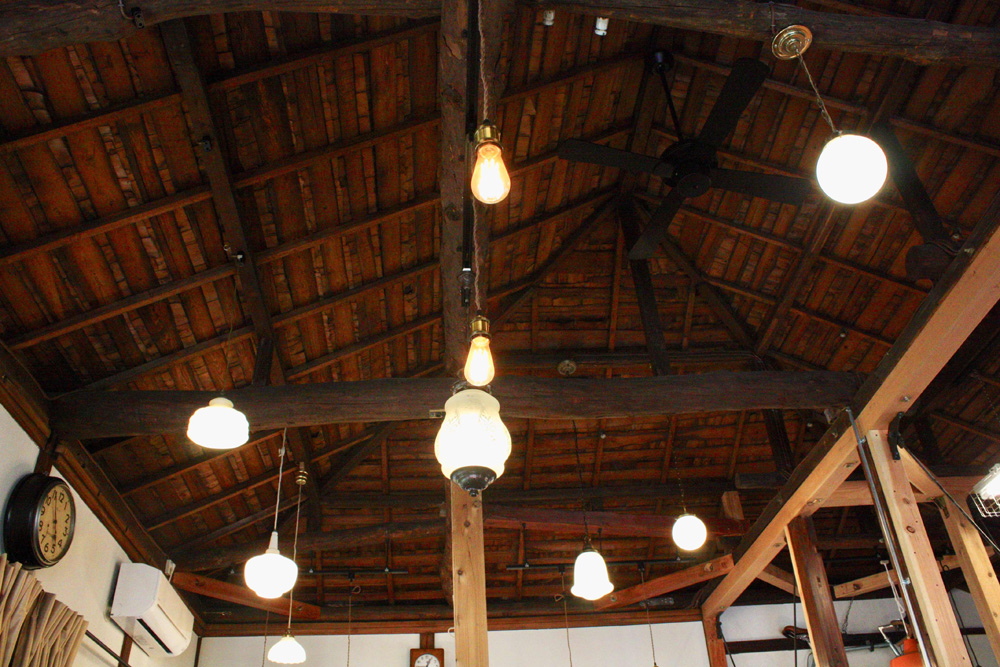 ほとんど天井を取り、天井裏と古い木材で作られたハリが見えます。
