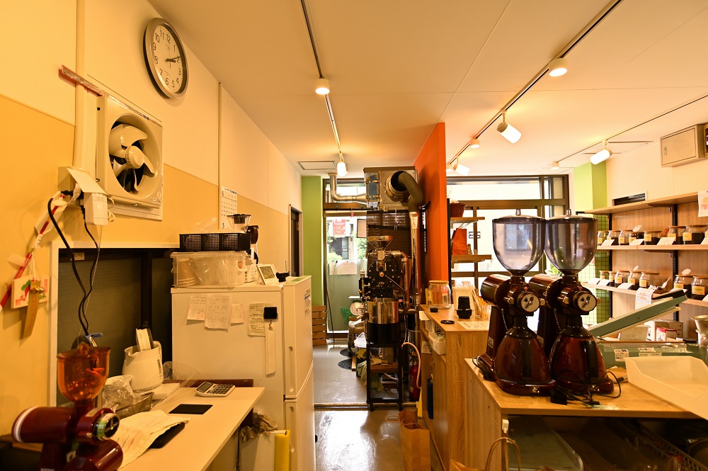 店舗内観（正面 焙煎機室）