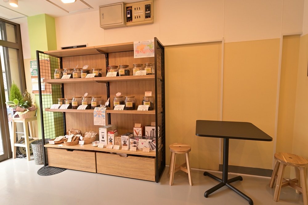 店舗内観（正面 入口左側）