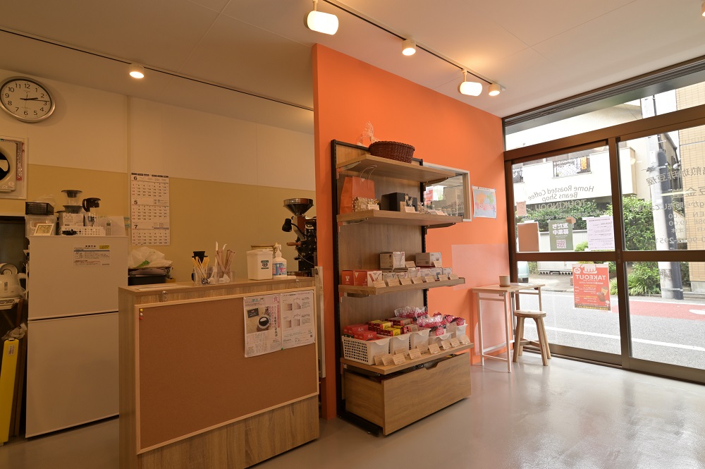 店舗内観（正面 入口右側）