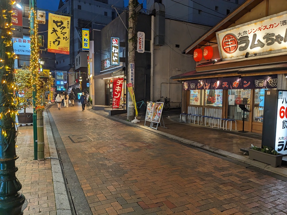 駄菓子屋と焼肉店が並ぶ街並み。海外ドラマの実績あり