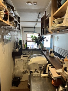 キッチンから見た店内です
