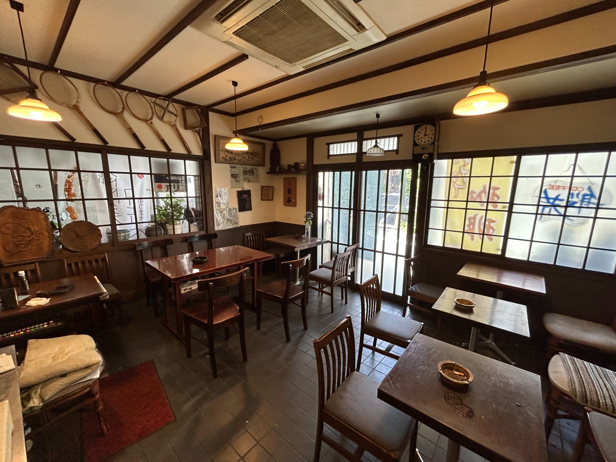 戸建てをリノベーションした古民家風な店内