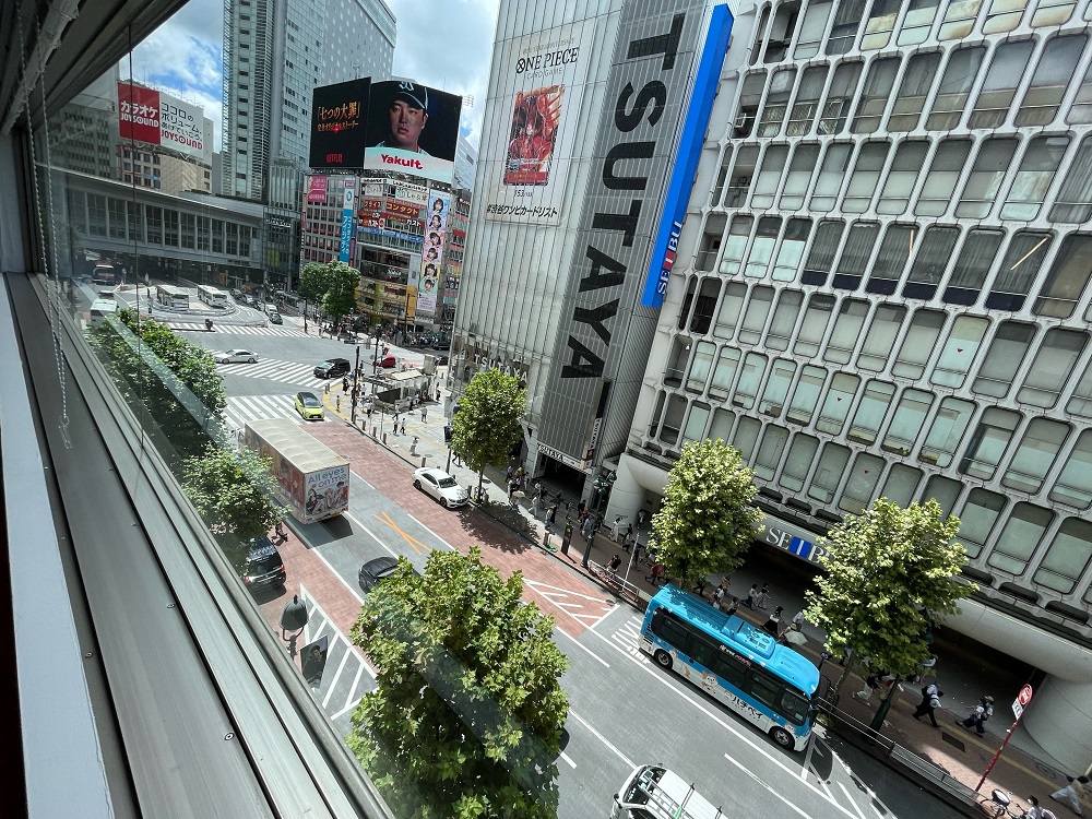 4階：窓際から渋谷交差点が見えます
