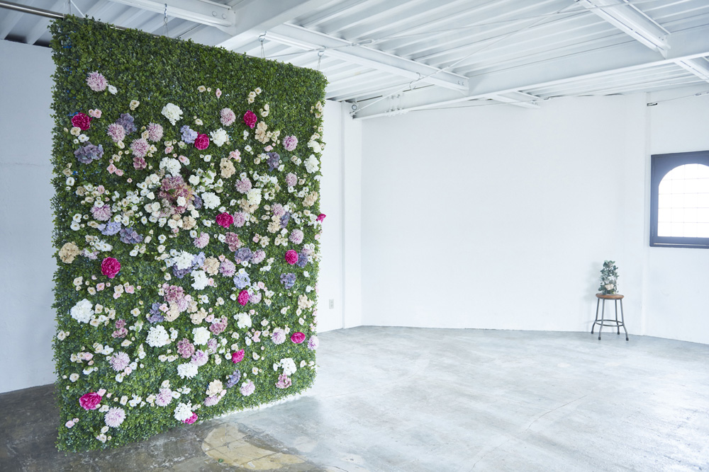 高さ2.6m 幅2mの花壁です。持ち込みのお花を挿して撮影も可能です。