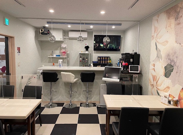 お店の奥は防音のカラオケスペース。市松模様の床が印象的です。