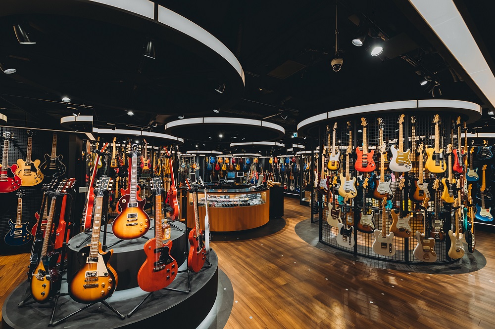 ２階では高級ギターを中心に取り揃え高級感のある店舗の撮影場所として使用可能です。