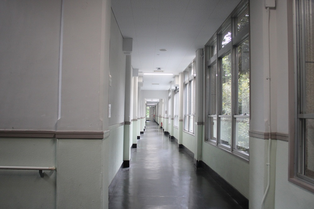 「３号館」廊下<br />