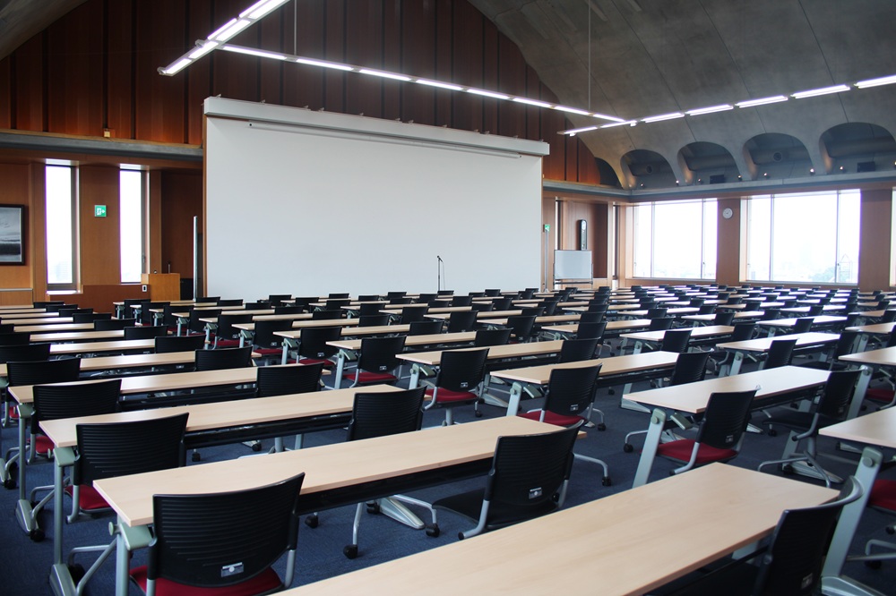 「50周年記念ホール」（カーテン：開）<br />