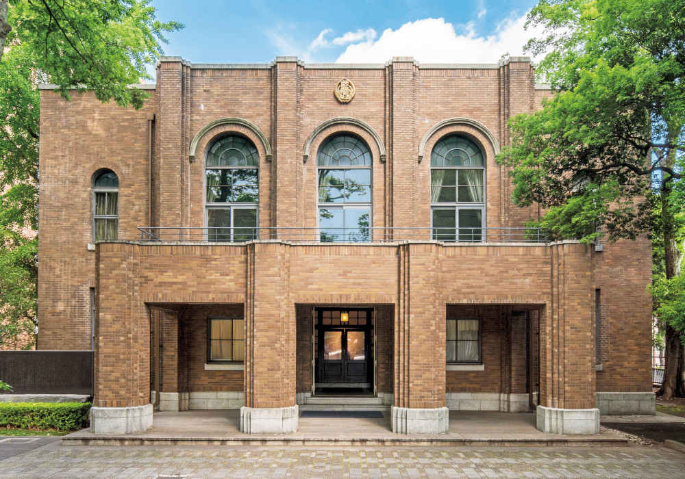 「大講堂」1928年建築で大隈記念講堂や日比谷公会堂を手掛けた佐藤功一氏による設計。入学式や卒業式など、さまざまな行事の際に利用される重厚な雰囲気の建物です。<br />