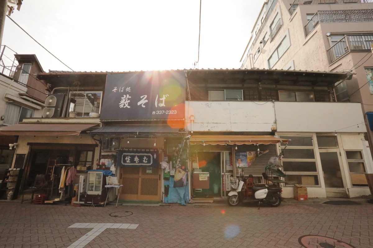 正面から見た当店。左と右の両端が店です。