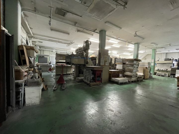 工場内には巨大な印刷機が並びます