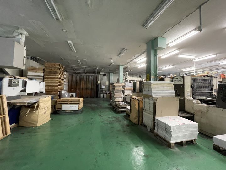 工場内には巨大な印刷機が並びます