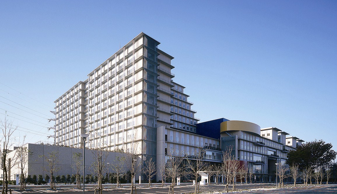 東京都立多摩総合医療センター全景写真。<br />多摩地域400万人の命を支える総合病院です。
