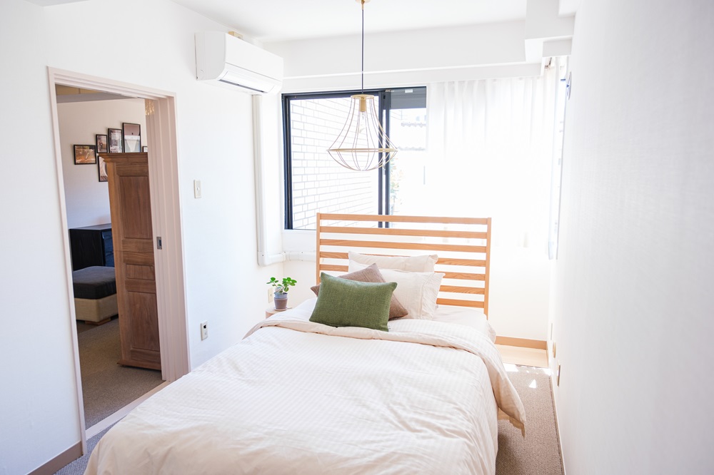 2F. 個室のベッドルームは、毎日の目覚めが心地よい自然光がたっぷりと入ってきます。北海道産無垢材を使用した北欧ベッドスタイルとプライベートスペースです。<br />