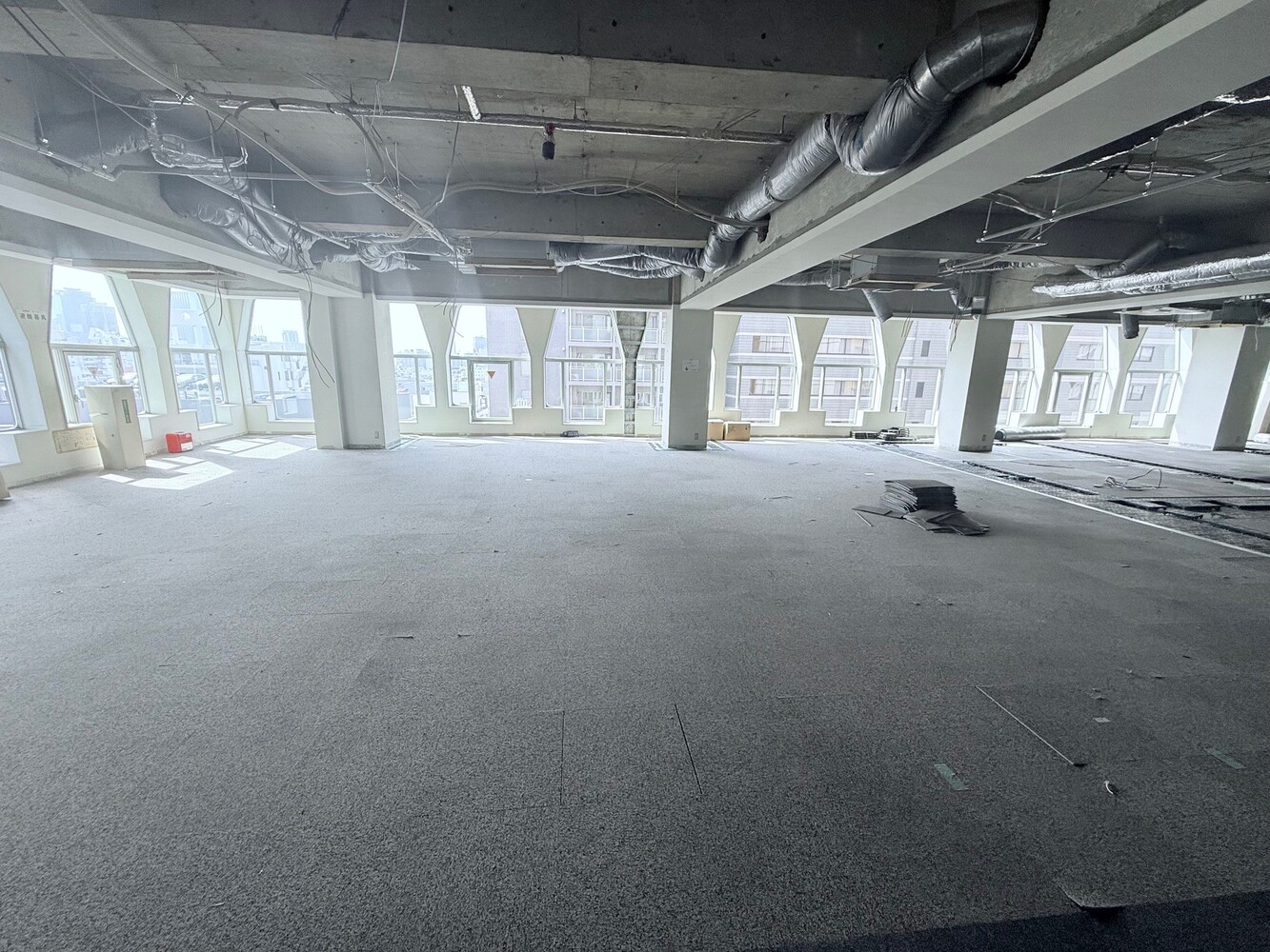 6階：元執務室(L字で窓を設置。天井はスケルトン)