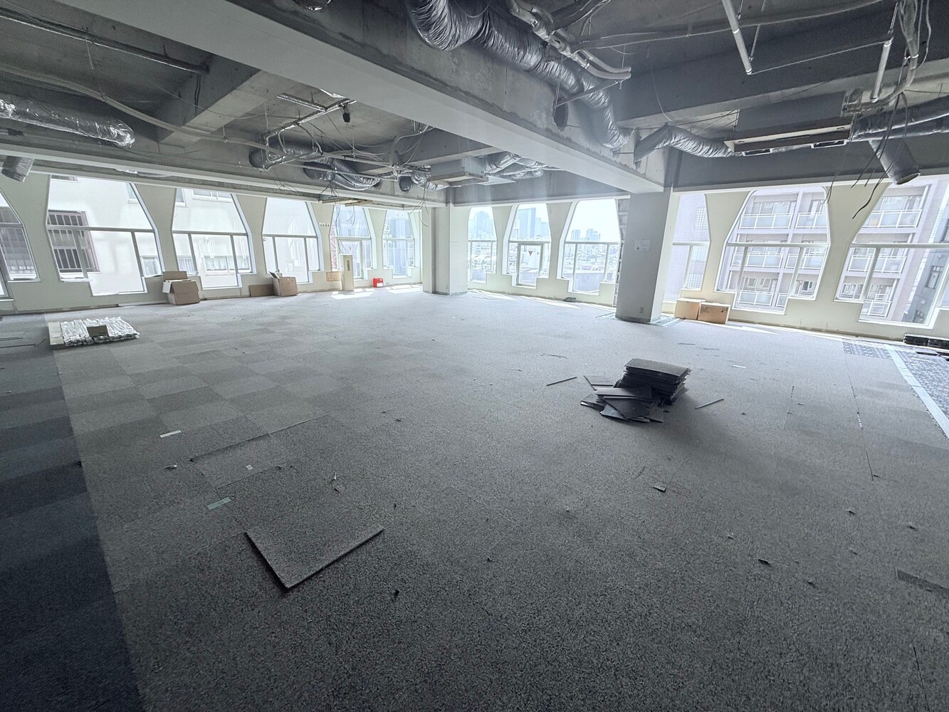 6階：元執務室(オシャレ窓南向き)