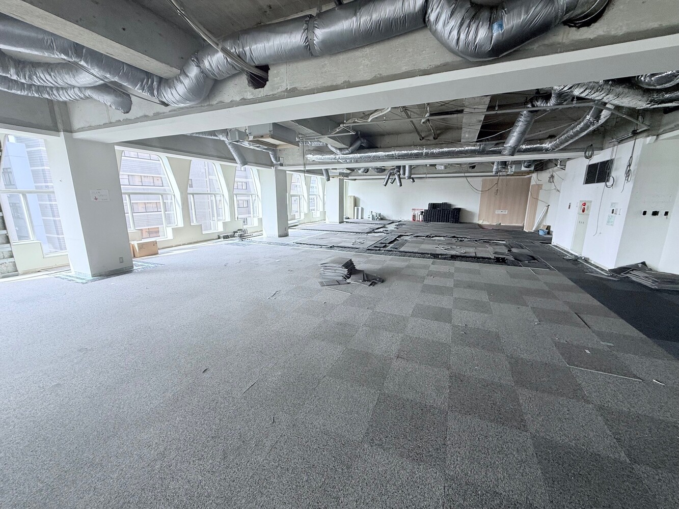 6階：元執務室(500平米以上。天井スケルトン。壁コンいくつか使用可能)