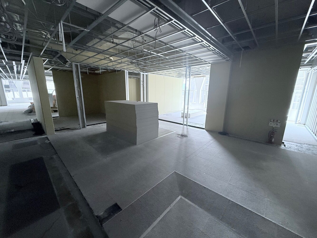 5階：施工途中（12月まで、このまま。照明無し）