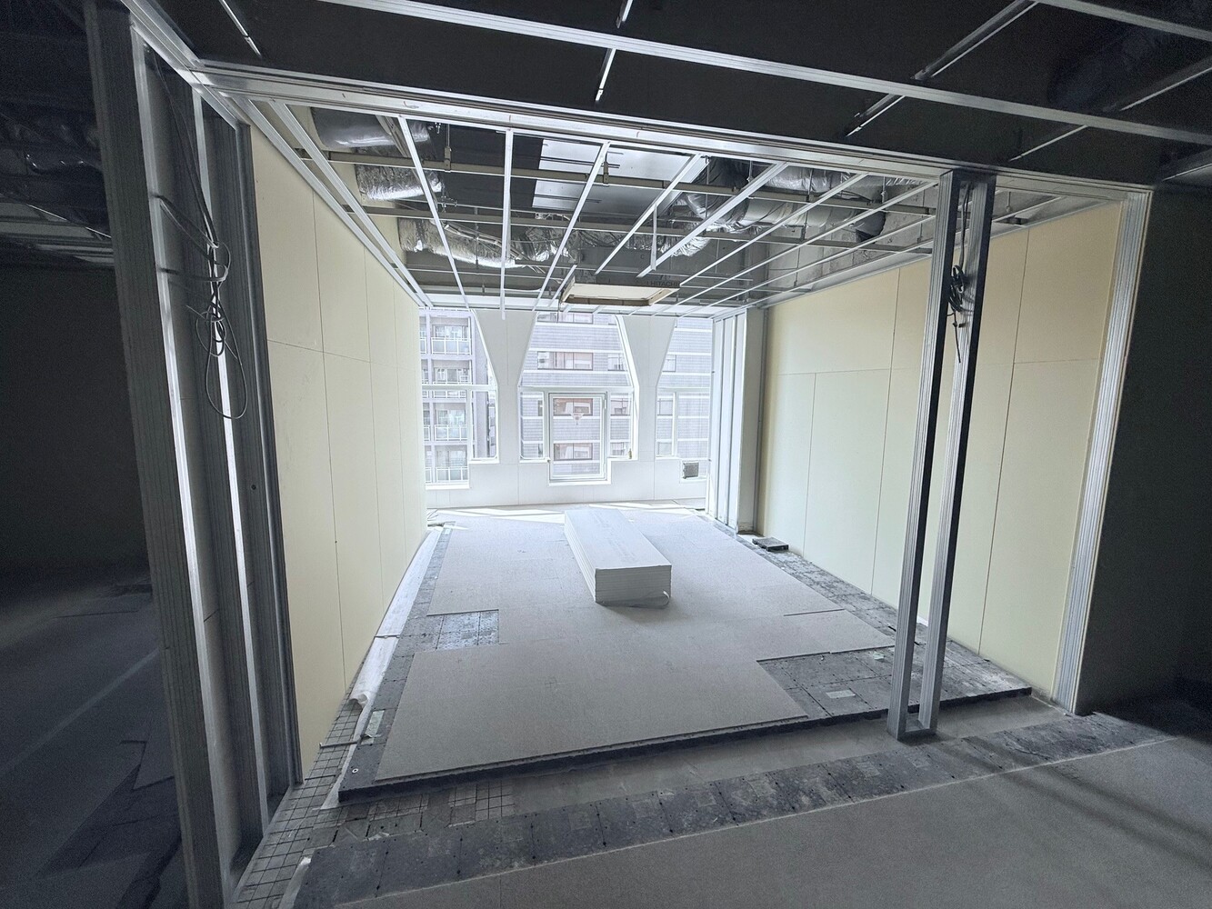 5階：施工途中（12月まで、このまま。照明無し）