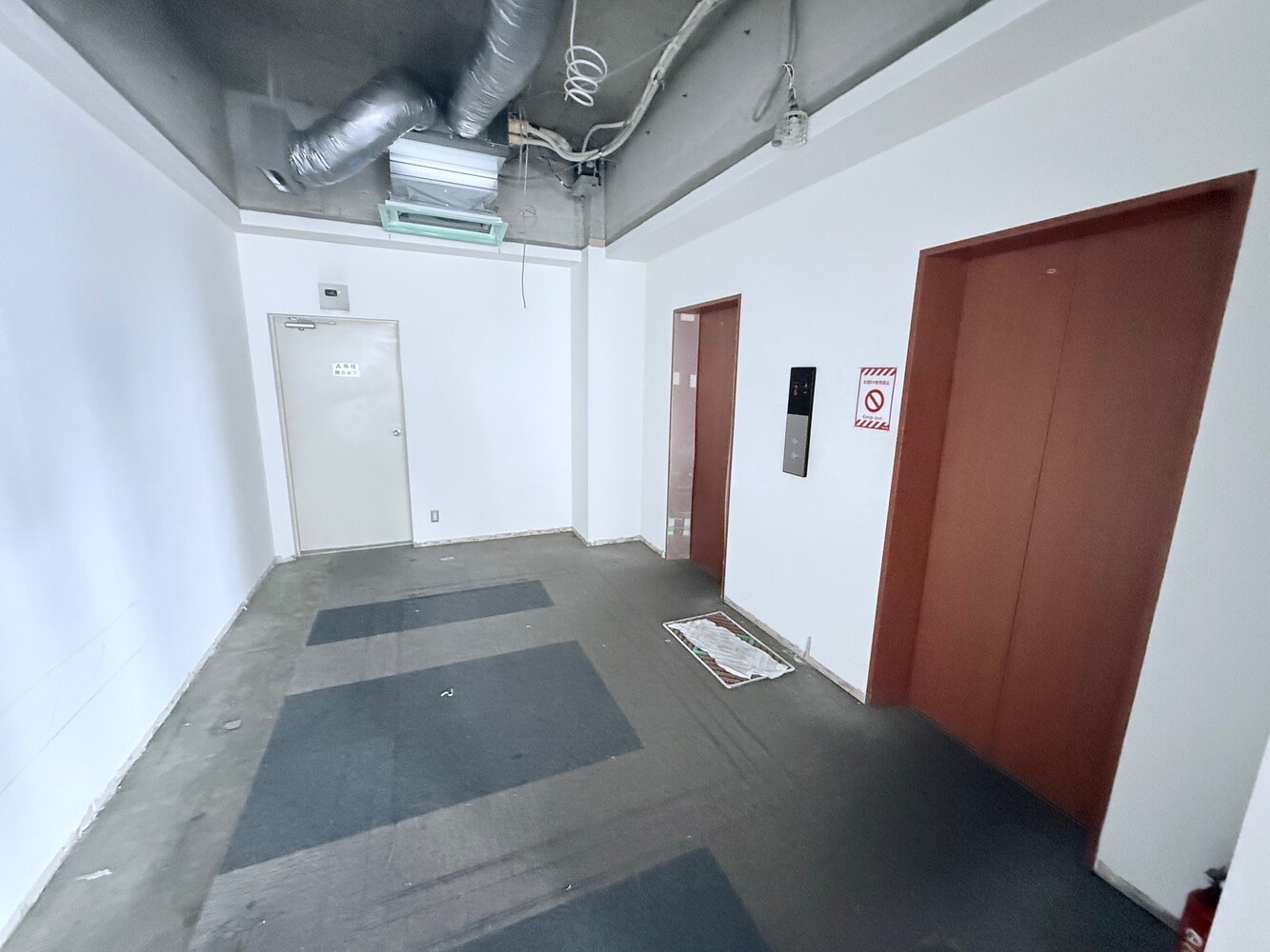 5階6階：エレベーター前（天井スケルトンのため照明無し）