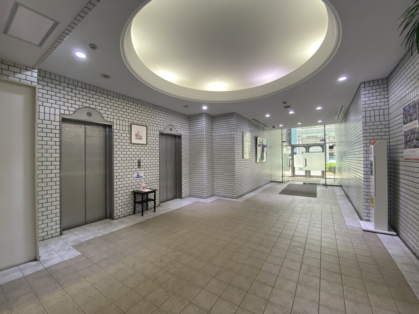 1階：エントランス・エレベーター前(土日のみ撮影可能)