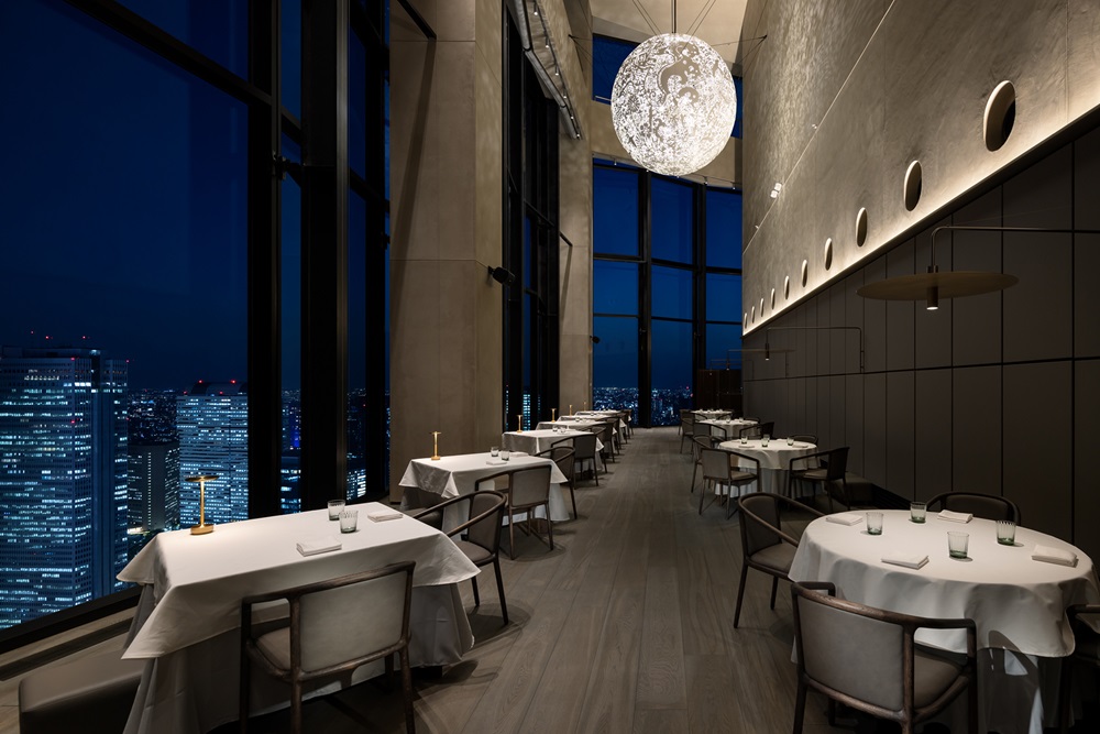 3層吹き抜けの圧倒的な眺望を誇る「Restaurant Bellustar」。ディナークローズ後から朝食前までの時間帯では貸切撮影も可能。