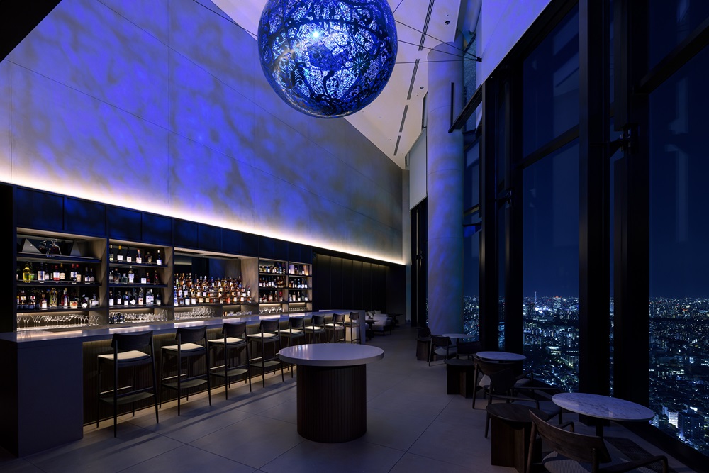 45階「Bar Bellustar」は幻想的なブルーにライトアップされたインテリアから、眼下に広がる東京の夜景を愉しめます。バーカウンターでの撮影も可能。