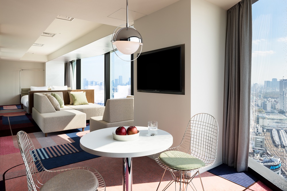 充分な広さのあり、グループでの滞在にも最適な「Premier Suite King」。南向きの客室は、リビングエリアの大きな窓から陽の光をたっぷりと取り込み、温かく開放的な空間をが広がります。