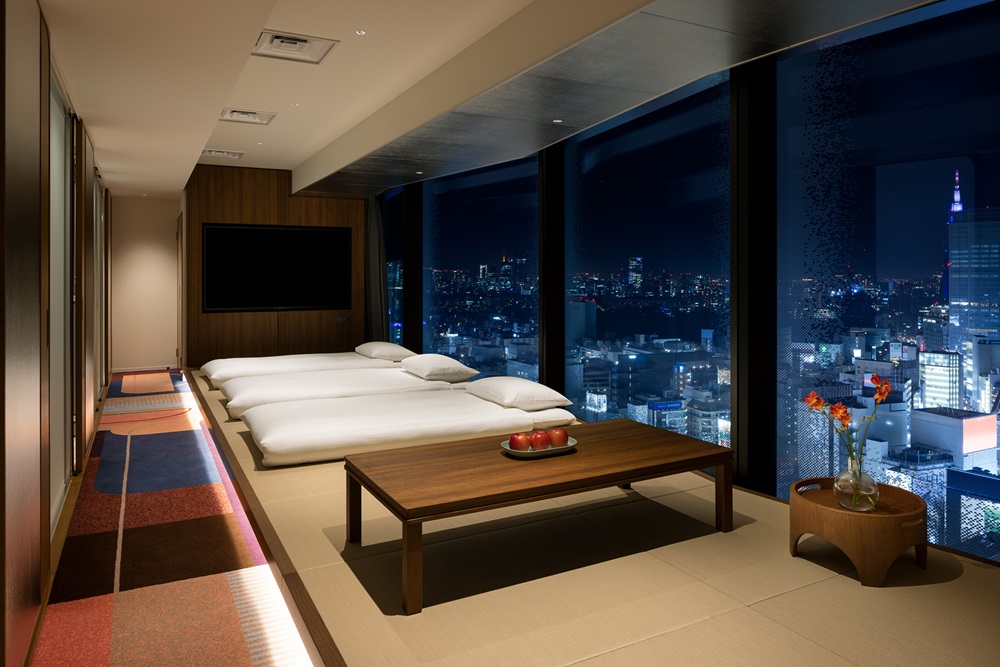 畳敷きの小上がりが特徴の「Japanese Suite」<br />61㎡あるお部屋で、ベッドではなく布団でお休みいただきます。