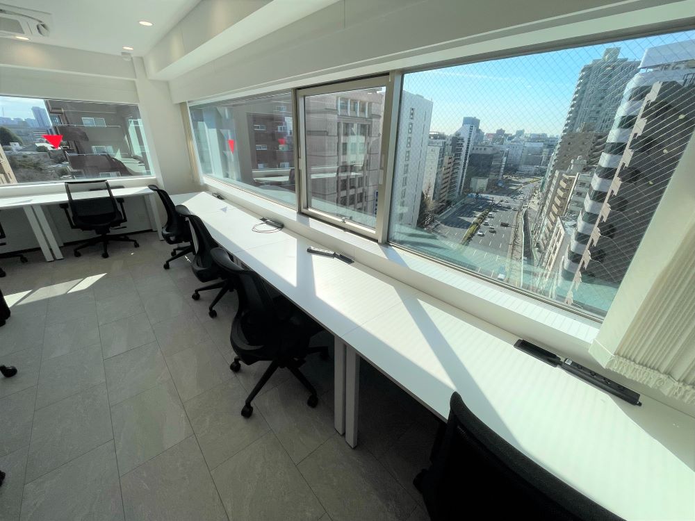 10階：執務室(L字ガラスで自然光が入り見晴らしがよいです)