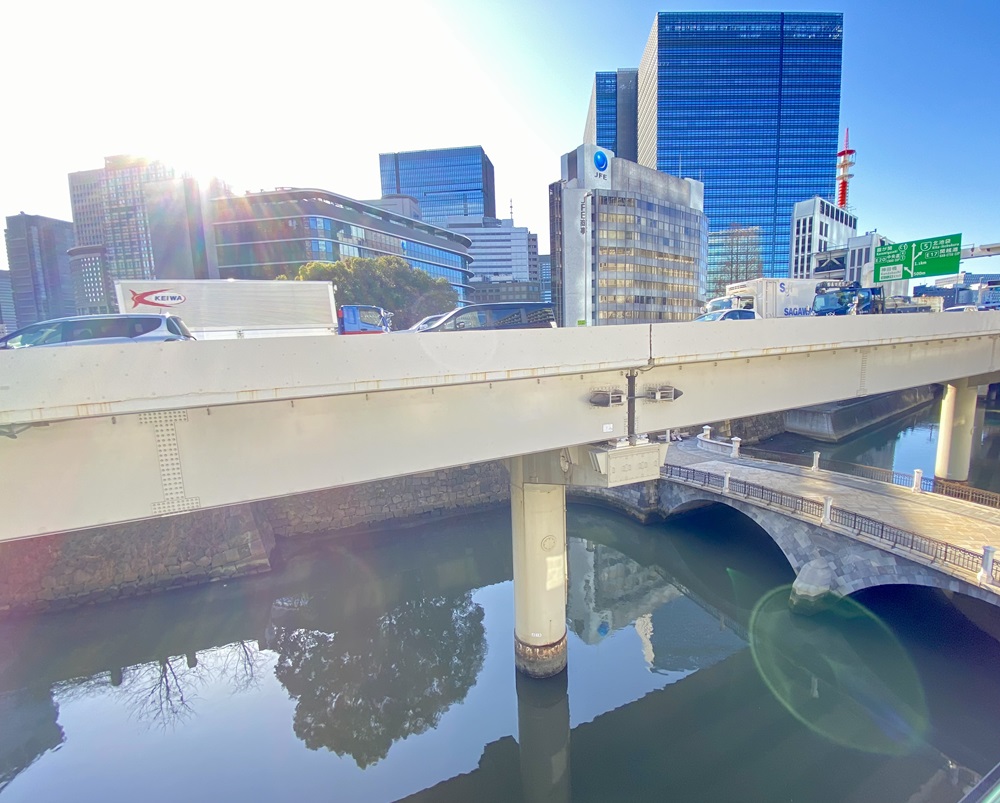 建物の裏側には首都高速道路と常盤橋と日本橋川がございます