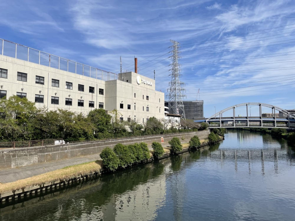 目の前を河川が流れる絶好のロケーション