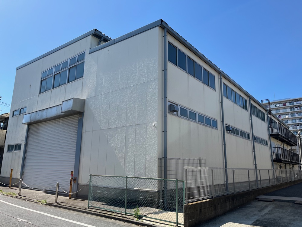 社屋裏