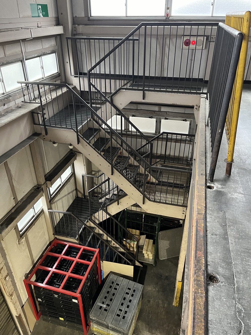 倉庫内　階段