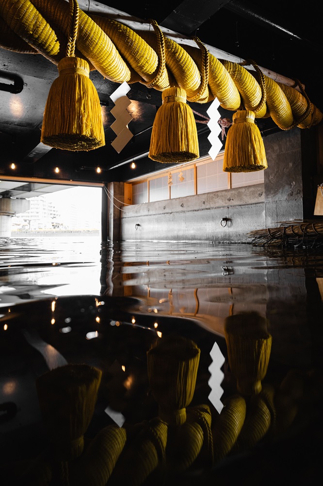 海面に映るしめ縄