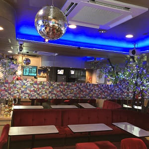 ゆったりとしたボックス席。内装を少し変えるだけでまた違った雰囲気が演出でいます。 ゆったりとしたボックス席。内装を少し変えるだけでまた違った雰囲気が演出でいます。