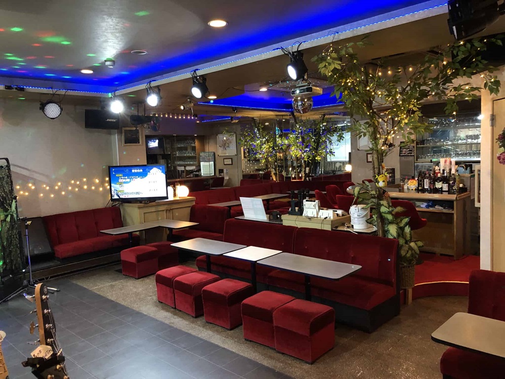 入口側からみた店内全景。LEDは色の切替も可能。内装やソファ類の移動も別途ご相談ください。 入口側からみた店内全景。LEDは色の切替も可能。内装やソファ類の移動も別途ご相談ください。