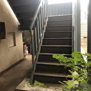 建物の非常階段。建物は4階建てのマンションの為、他にも共用部での撮影ポイントがあります。 建物の非常階段。建物は4階建てのマンションの為、他にも共用部での撮影ポイントがあります。