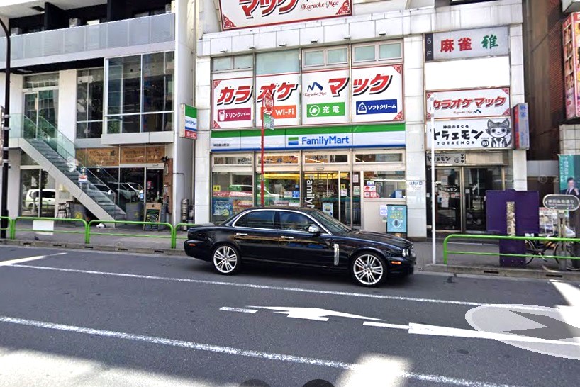店前：大通りでロケバスが停められます