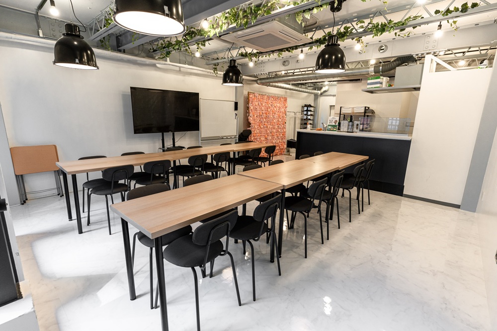 最大30名様収容可能な、オープンキッチン付きスペース。